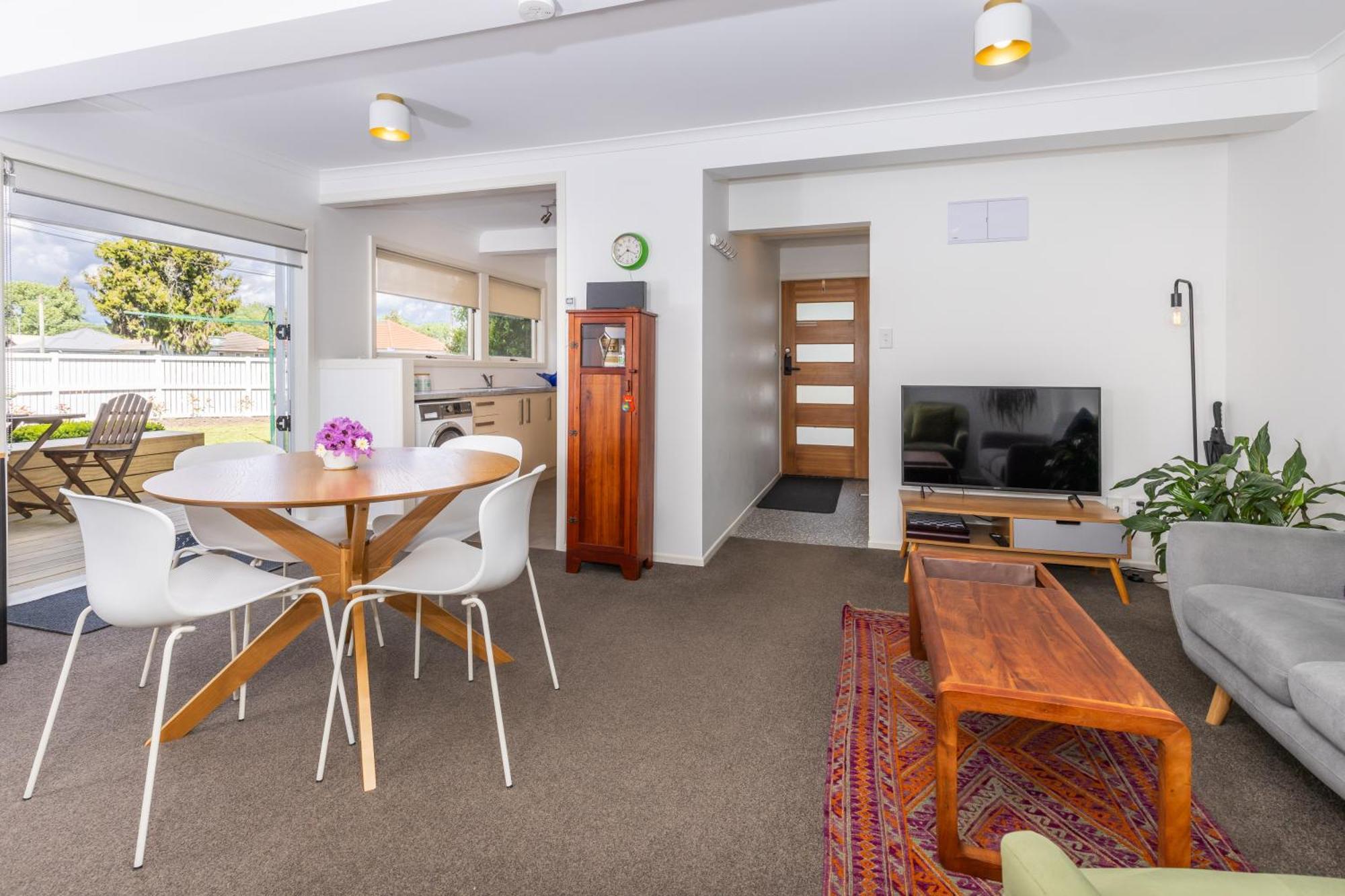 2 Bedroom Home Away From Home Near Cbd & Private Parking Hamilton Dış mekan fotoğraf