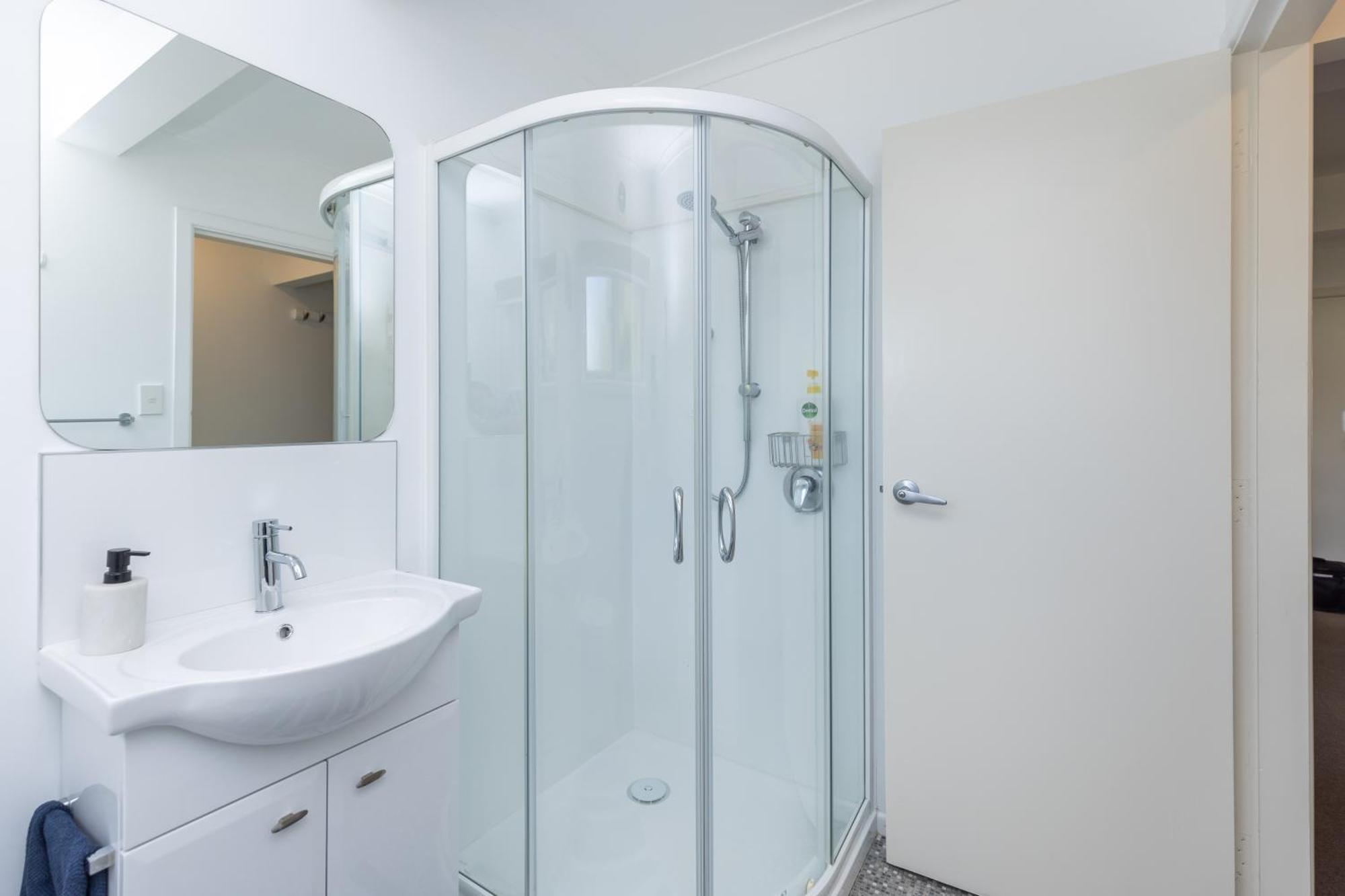 2 Bedroom Home Away From Home Near Cbd & Private Parking Hamilton Dış mekan fotoğraf